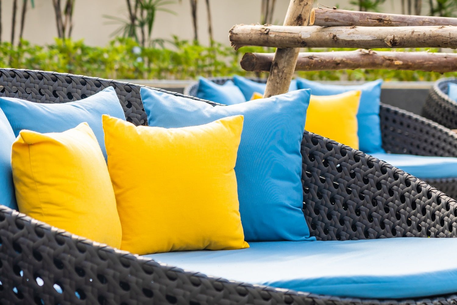 Backyard Escape: Wicker Patio round daybed - North Oasis