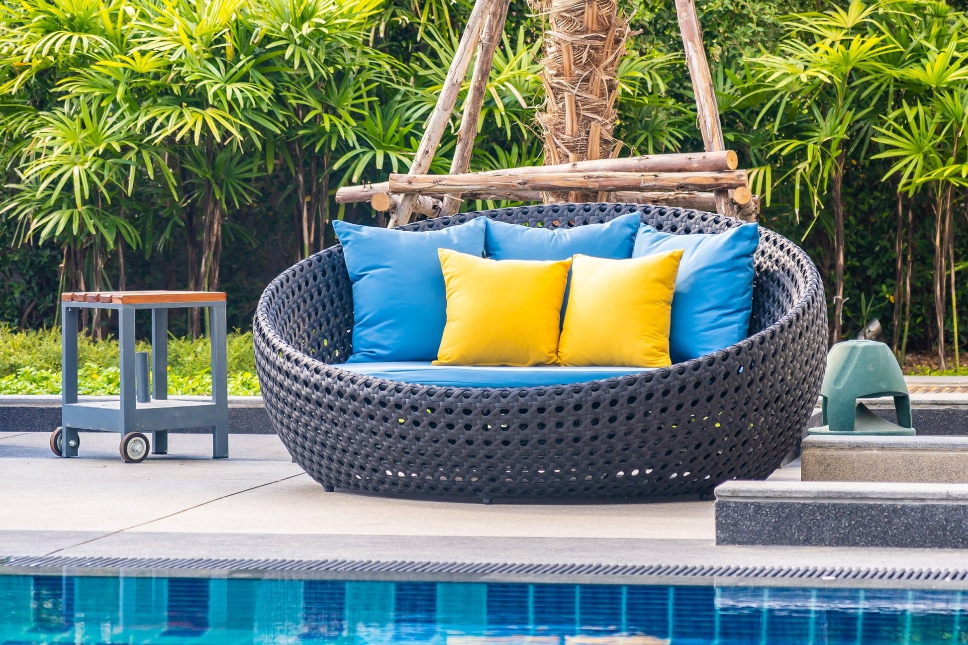 Backyard Escape: Wicker Patio round daybed - North Oasis